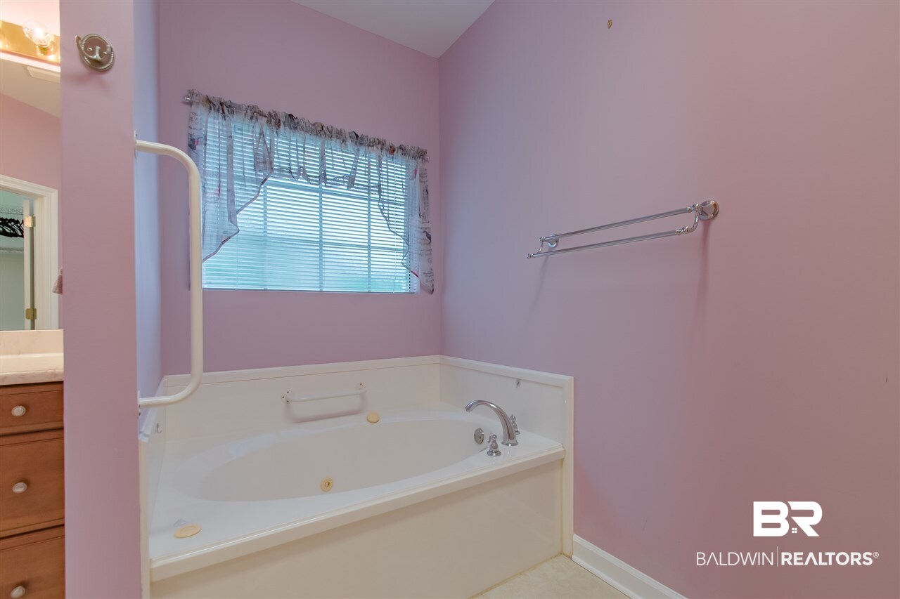 163 Hawthorne Circle Fairhope, AL 36532 - Photo 22 of 37 Master Tub