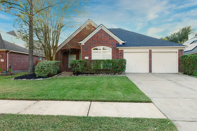 $378,500 | 3722 Paigewood Drive, Pearland, TX 77584