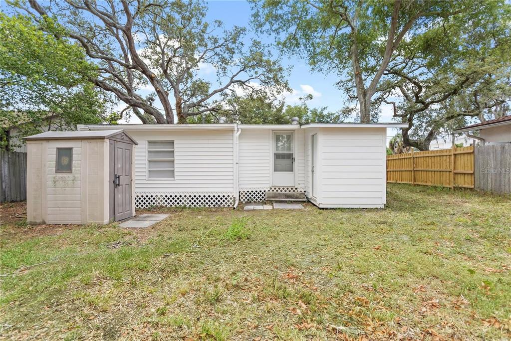 904 Lakeview Road, Unit A Clearwater, FL 33756 - Photo 4 of 25 a backyard of a house