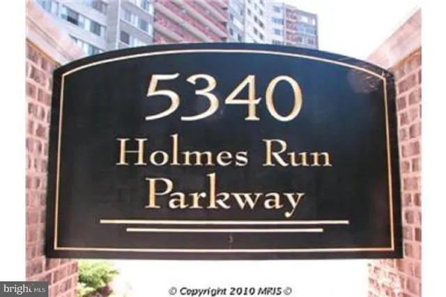 $1,900 | 5340 Holmes Run Parkway, Unit 301, Alexandria, VA 22304