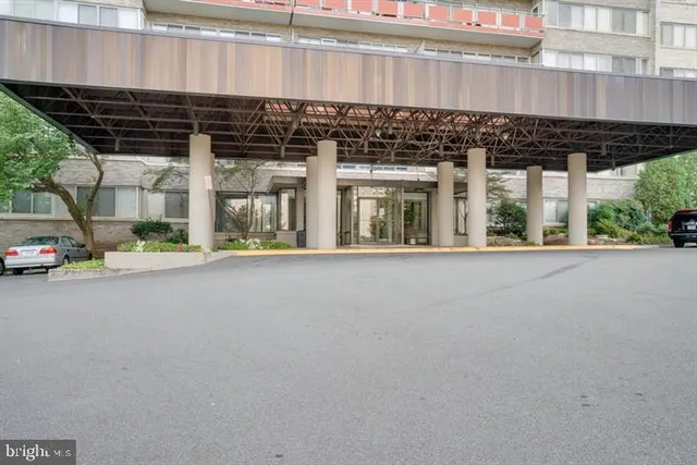 $1,900 | 5340 Holmes Run Parkway, Unit 301, Alexandria, VA 22304