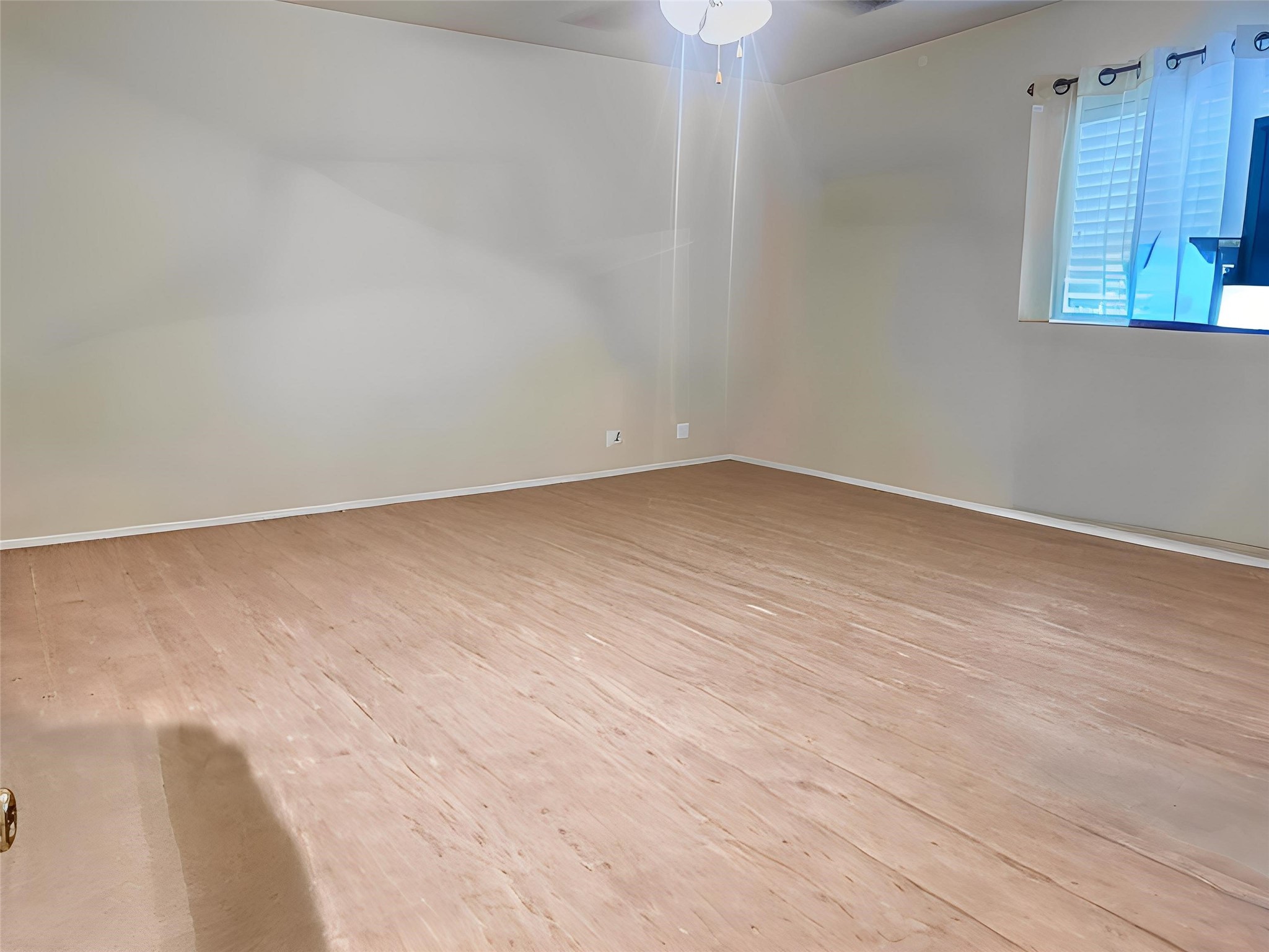 15610 Briar Spring Court Houston, TX 77489 - Photo 4 of 7 a view of an empty room with a window