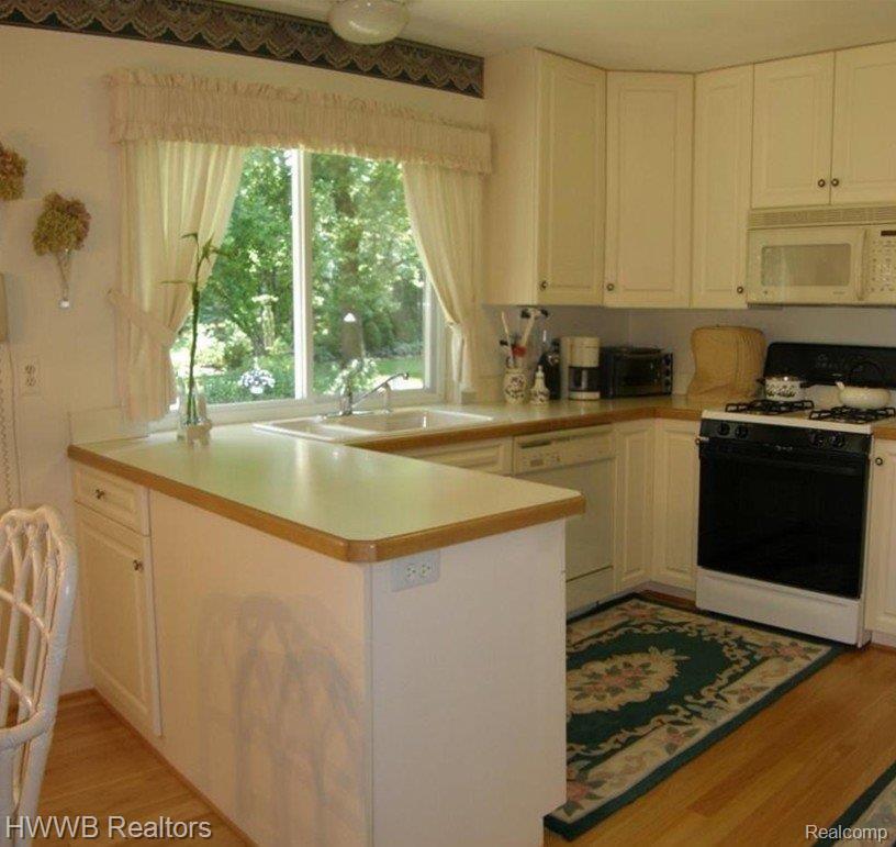 1355 Chestnut Circle Rochester, MI 48309 - Photo 6 of 23 SHARP UPDATED KITCHEN