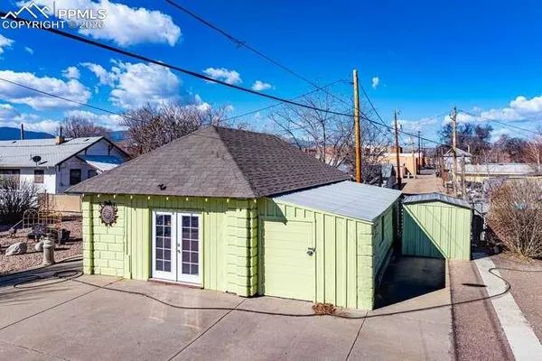 a view of a house with a backyard