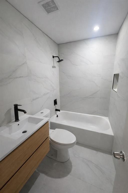 20835 Vía Madeira, Unit 6115 Boca Raton, FL 33433 - Photo 4 of 5 a bathroom with a sink a toilet and bathtub