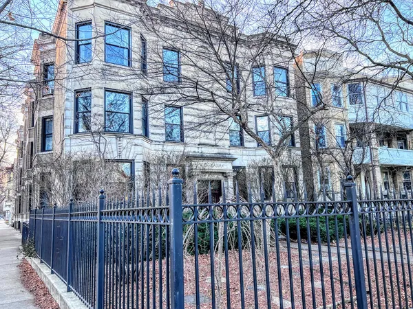 $2,100 | 3212 West Altgeld Street, Unit 2, Chicago, IL 60647