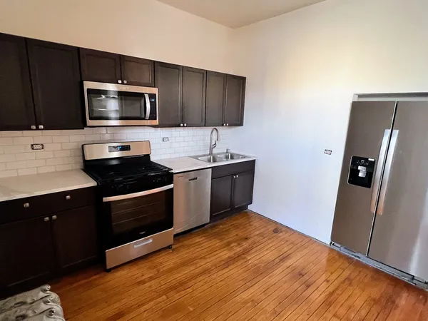 $2,100 | 3212 West Altgeld Street, Unit 2, Chicago, IL 60647