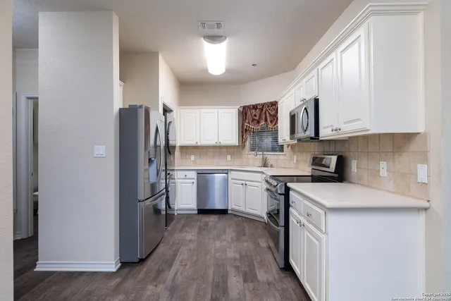 a close up view of a washer and dryer
