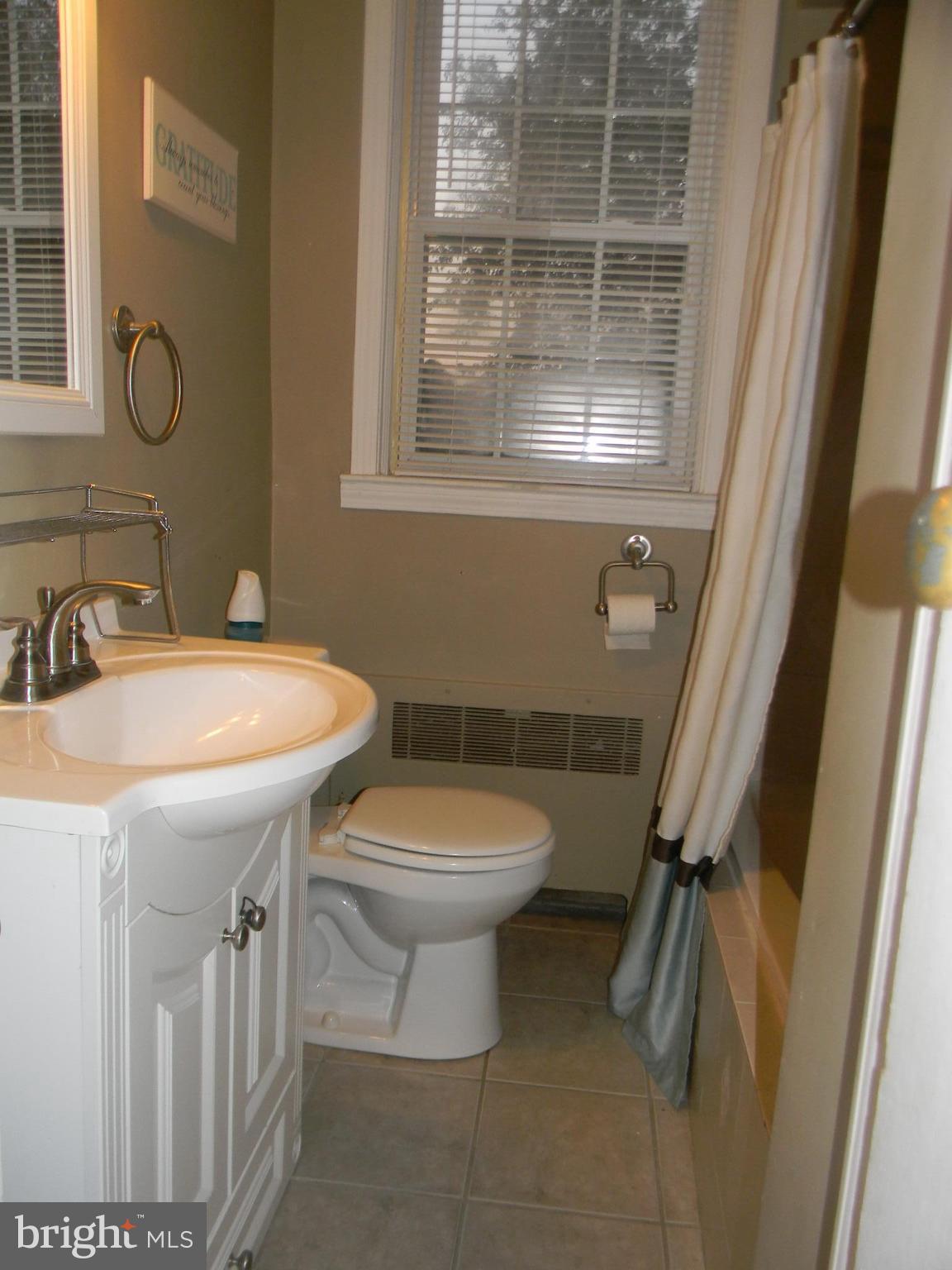 3739 Clarinth Road Baltimore, MD 21215 - Photo 14 of 20 Bath