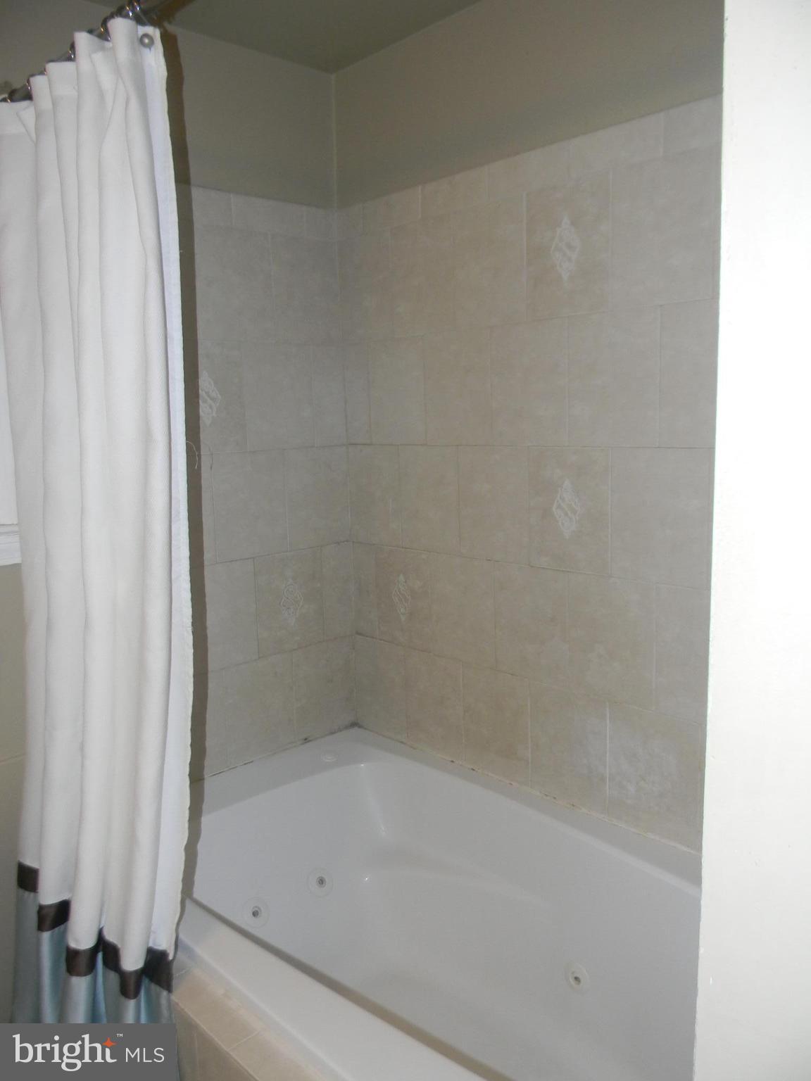 3739 Clarinth Road Baltimore, MD 21215 - Photo 15 of 20 Bath