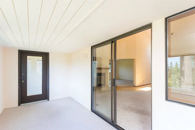 a view of livingroom with furniture