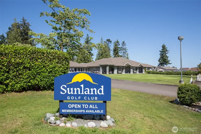 a sign that is sitting on the side of a road