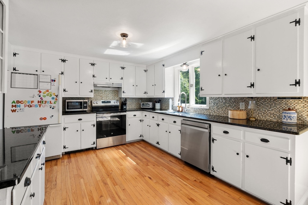 23 Inland Road Marion, MA 02738 - Photo 7 of 39 Gallery Image 7