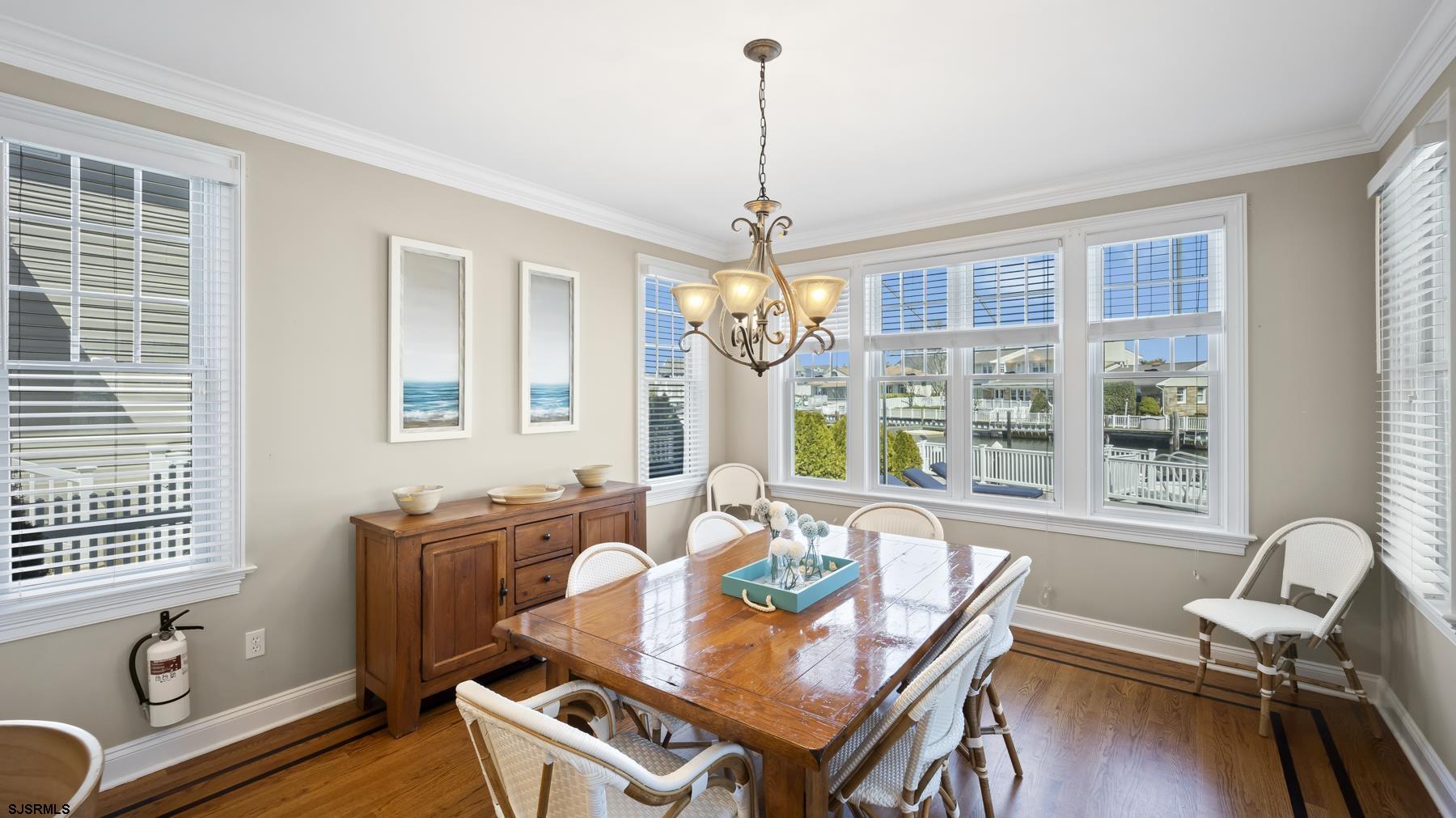 23 Walnut Road Ocean City, NJ 08226 - Photo 21 of 47 a living room with furniture and windows
