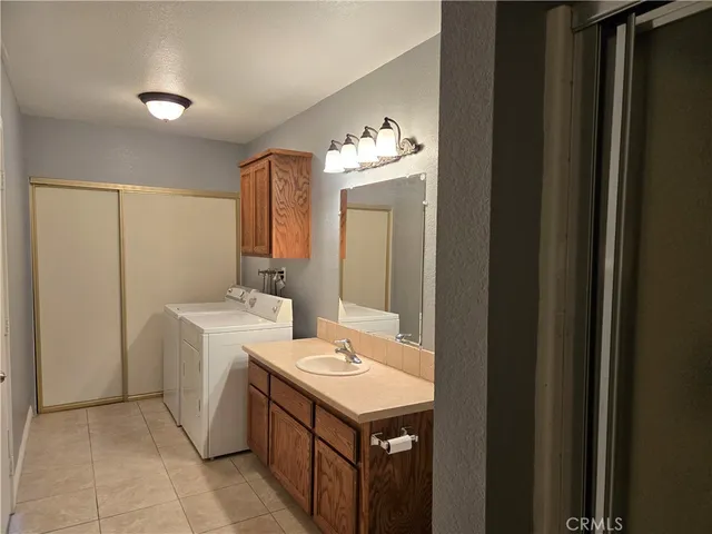 $1,800 | 6467 Oak Hill Road, Unit B, Oak Hills, CA 92344