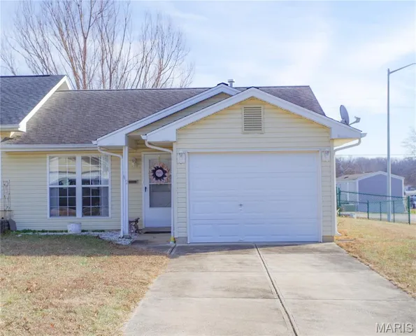 $189,900 | 42 Kingston Drive, Moscow Mills, MO 63362