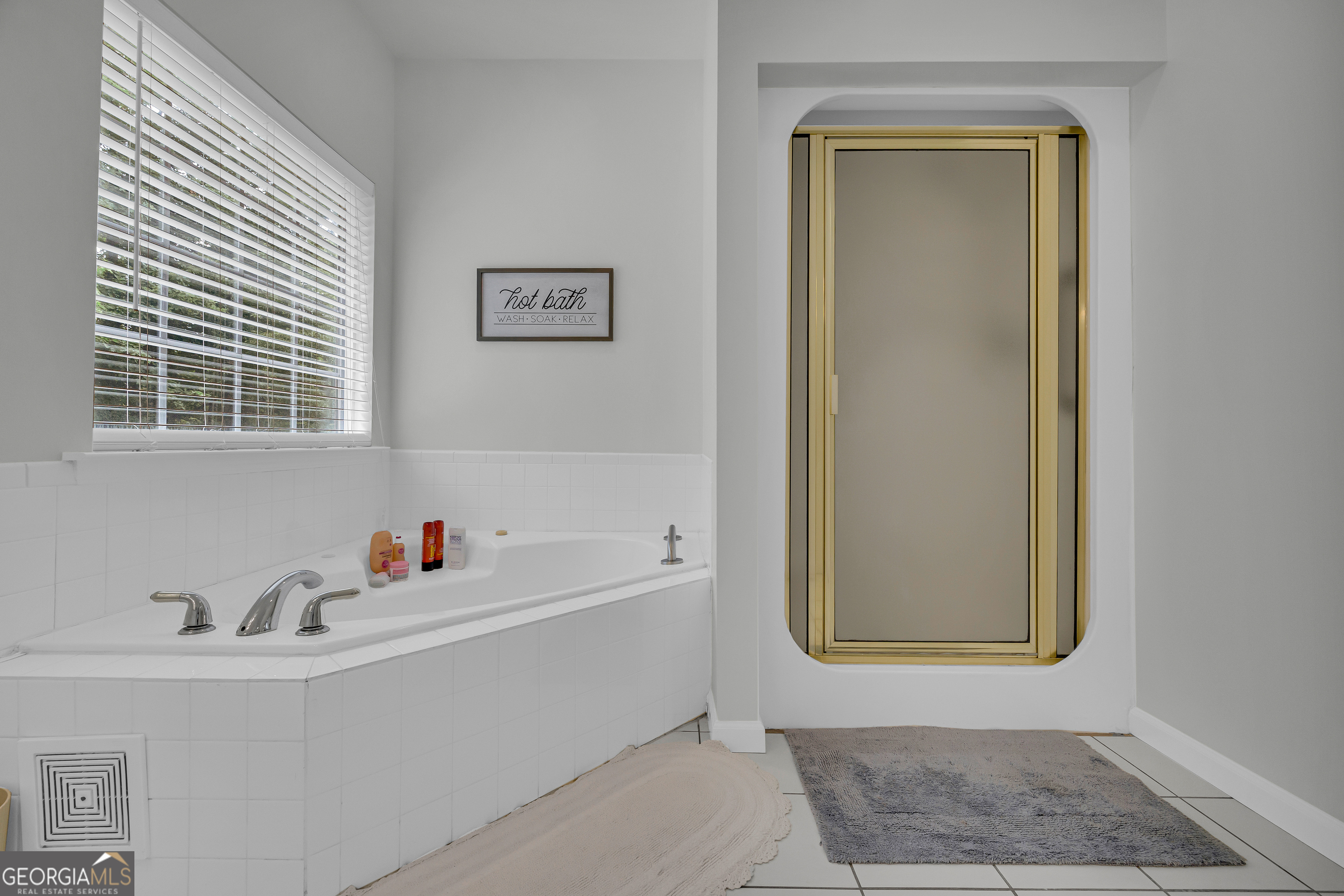 163 Tuxedo Drive Commerce, GA 30530 - Photo 37 of 62 a bathroom with mirror and window