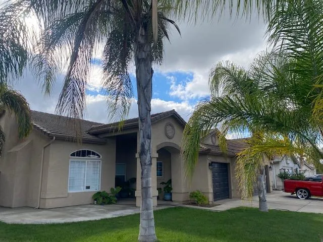 a view of multiple houses with a yard