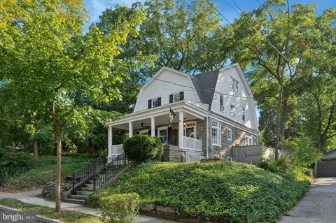 a view of house with garden