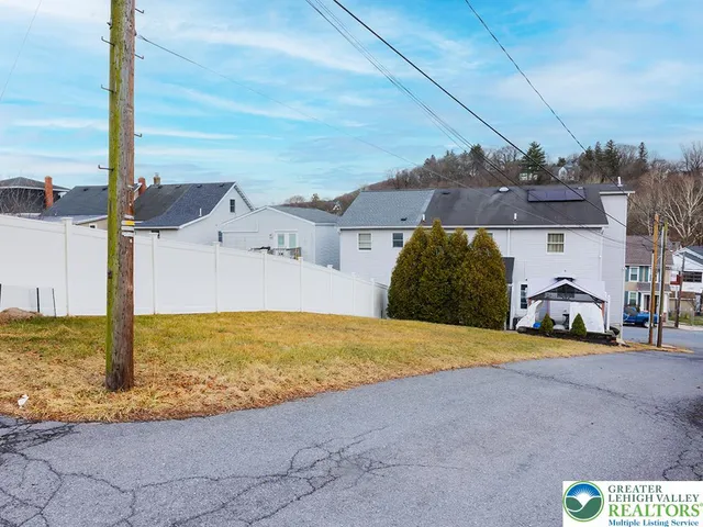 a view of a street with house