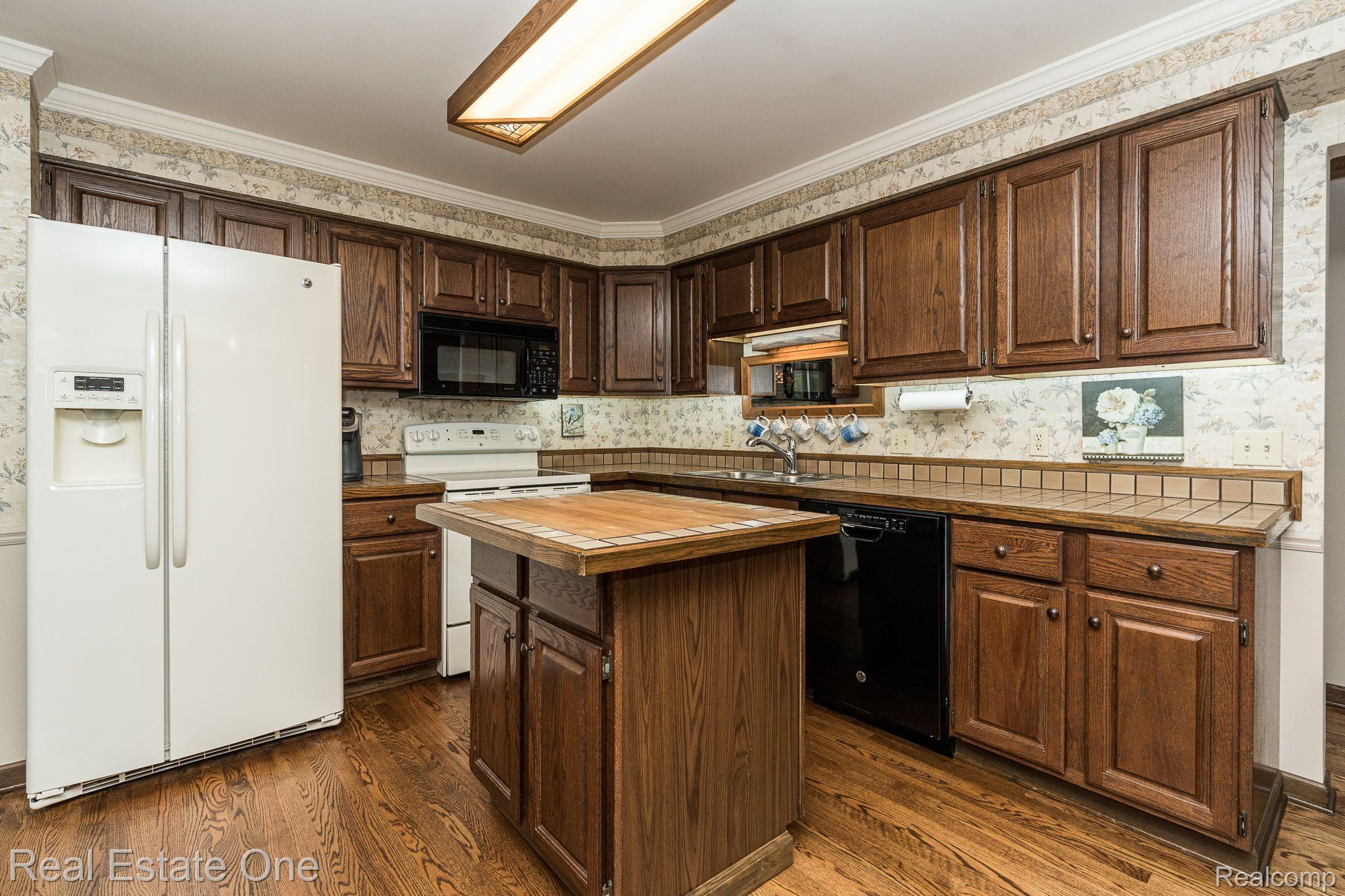 1121 Princeton Avenue Rochester, MI 48307 - Photo 22 of 48 Lots of Counterspace