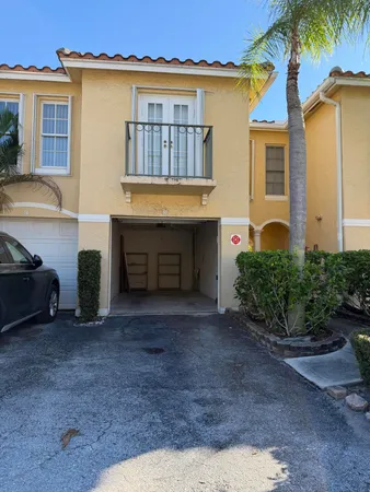 $1,900 | 1130 Lake Shore Drive, Unit 201, Lake Park, FL 33403
