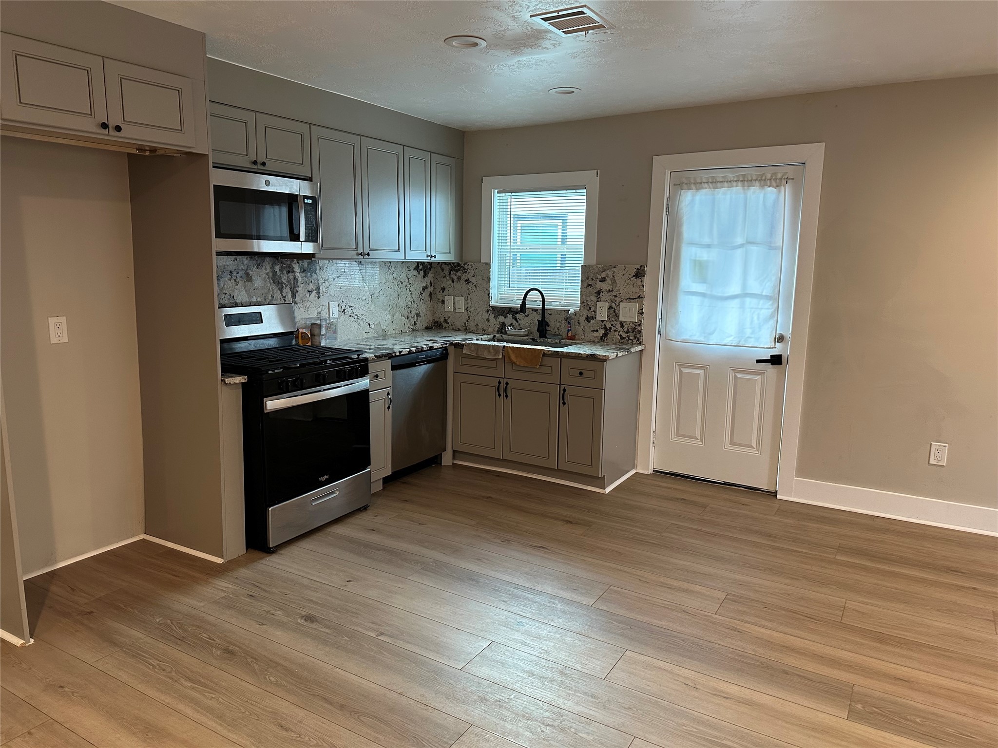 4504 Kingsbury Street Houston, TX 77021 - Photo 3 of 13 Kitchen/Breakfast
