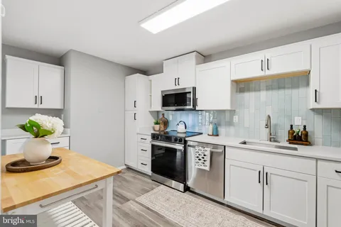 $369,999 | 307 Yoakum Parkway, Unit 706, Alexandria, VA 22304