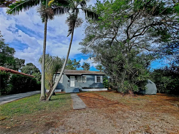a view of outdoor space yard and porch
