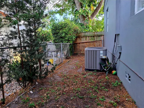 a view of a backyard