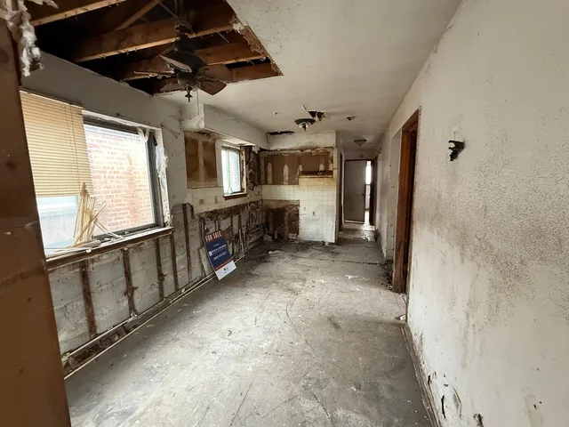 a view of an entryway with a livingroom