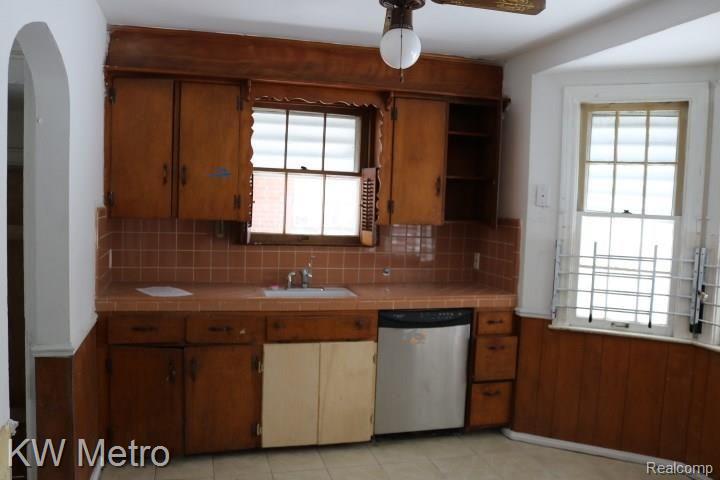 10463 Roxbury Street Detroit, MI 48224 - Photo 8 of 24 Kitchen