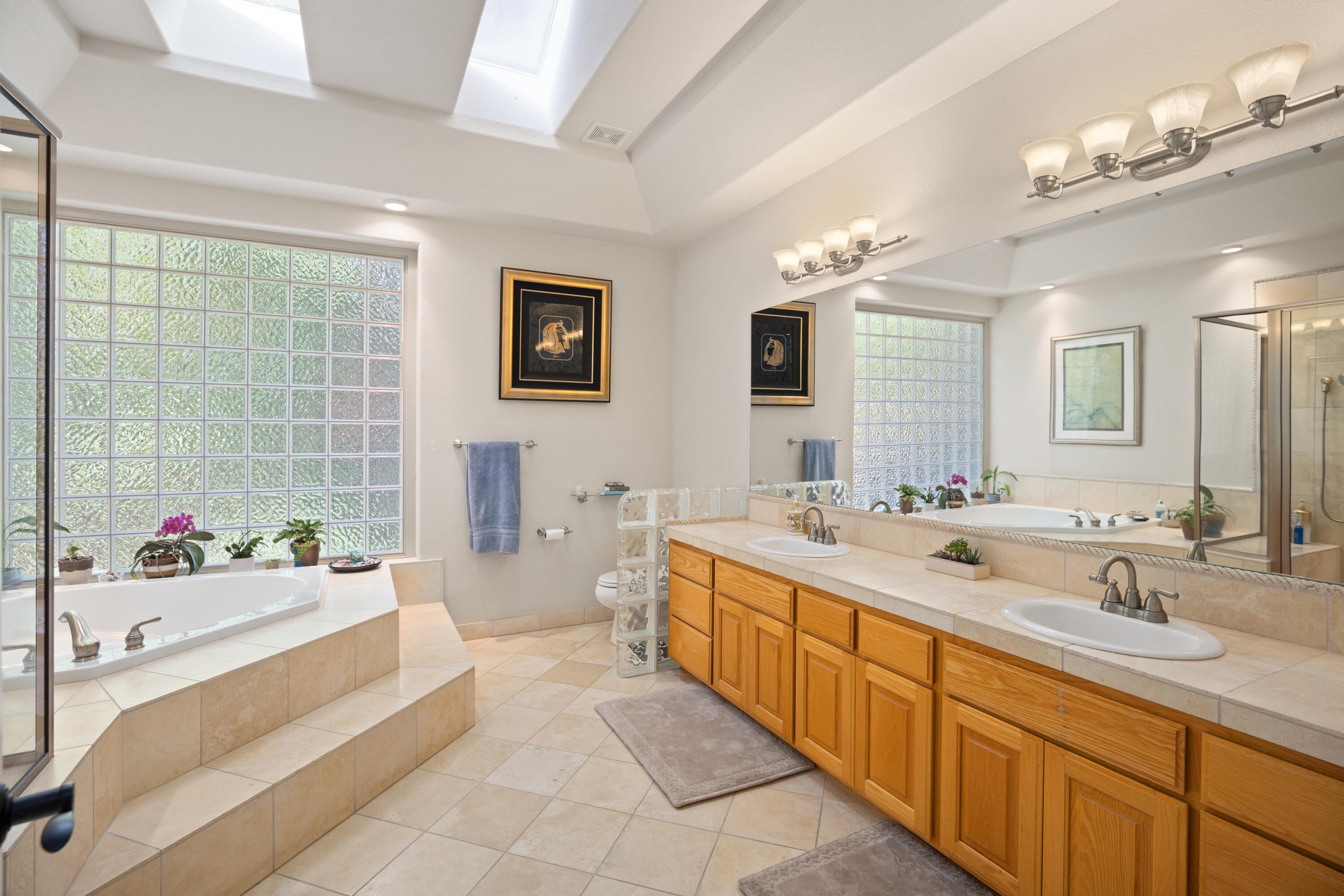 5668 Upper River Road Grants Pass, OR 97526 - Photo 23 of 50 And dual vanities here!