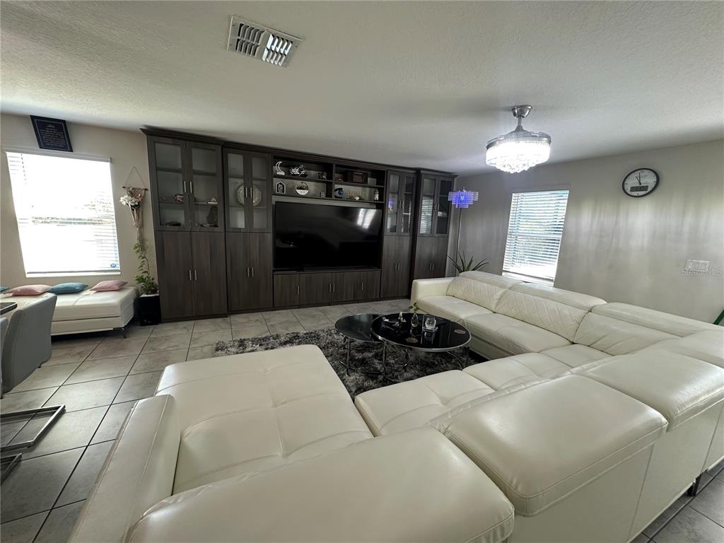 4511 Bluff Oak Loop Kissimmee, FL 34746 - Photo 7 of 19