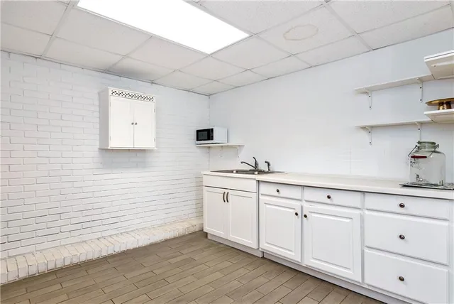 a view of an empty room with a ceiling fan