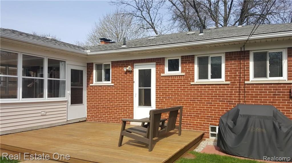 27667 Jean Road Warren, MI 48093 - Photo 4 of 26
