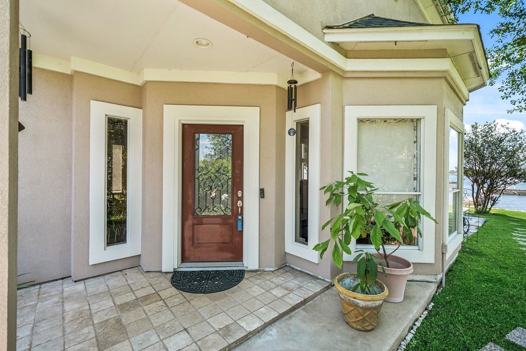1607 Schooner Point Willis, TX 77318 - Photo 4 of 47 Covered front porch entry area.
