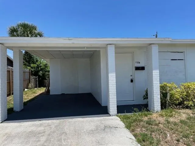 a view of entryway with yard