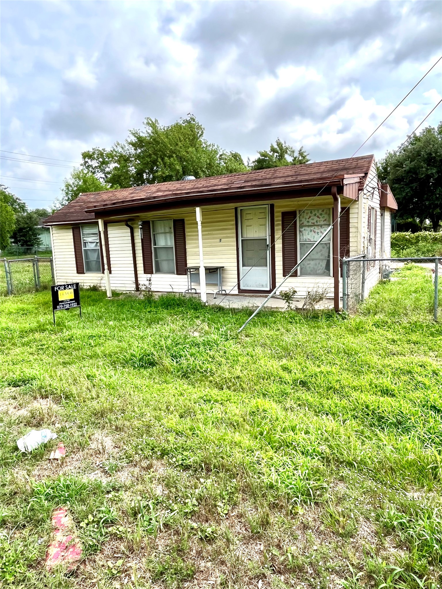 910 East E Street Eagle Lake, TX 77434 - Photo 5 of 12 a front view of a house with garden