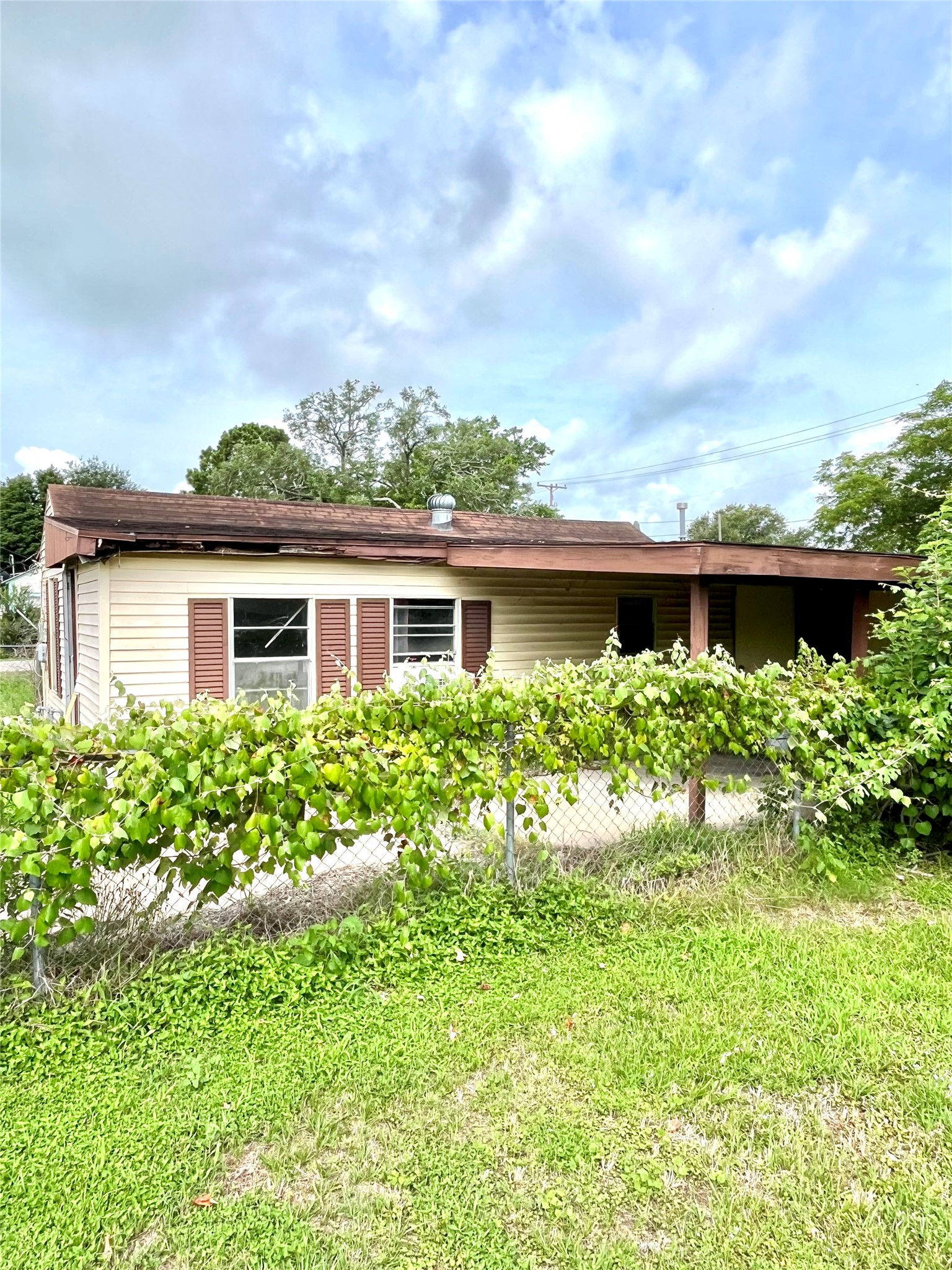 910 East E Street Eagle Lake, TX 77434 - Photo 7 of 12 a front view of house with a garden