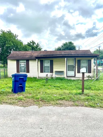 a view of a house with yard and sitting area