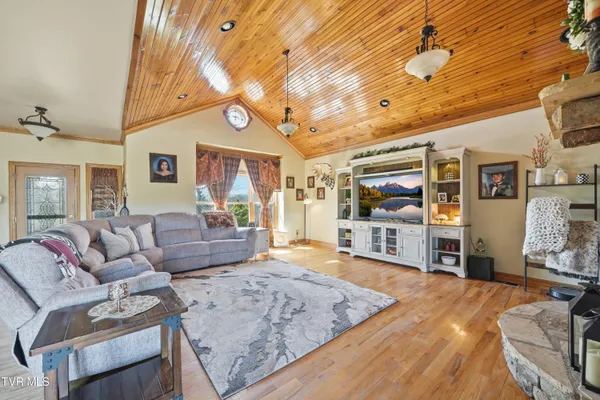 $800,000 | 1292 Pump Springs Road, Harrogate, TN 37752