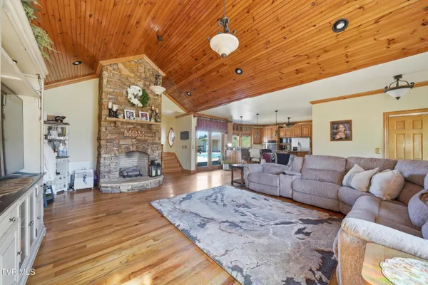 $800,000 | 1292 Pump Springs Road, Harrogate, TN 37752
