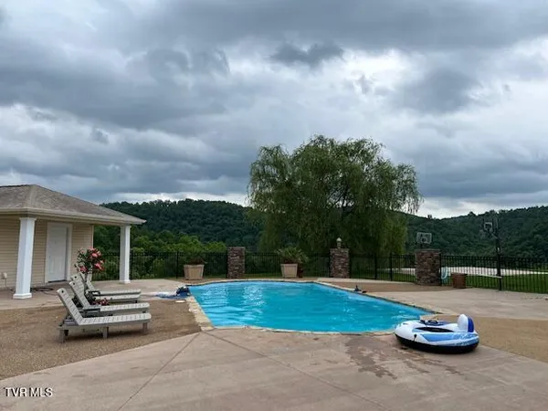 $800,000 | 1292 Pump Springs Road, Harrogate, TN 37752