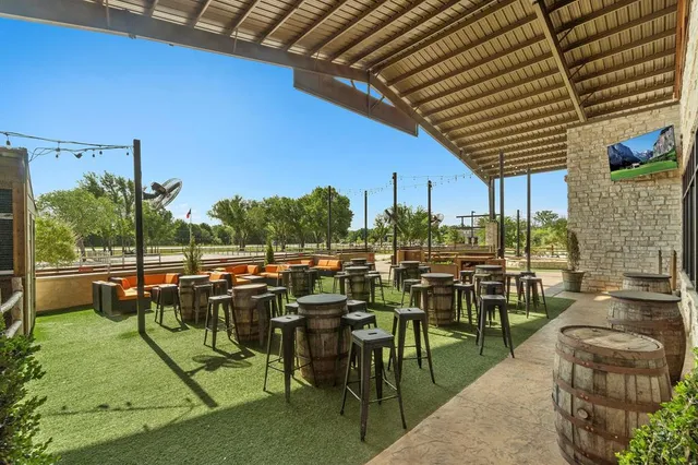 a view of a back yard