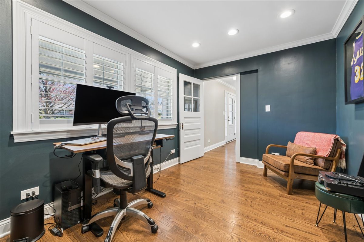 1114 Gamon Road Wheaton, IL 60189 - Photo 28 of 60 a view of workspace with lounge chair