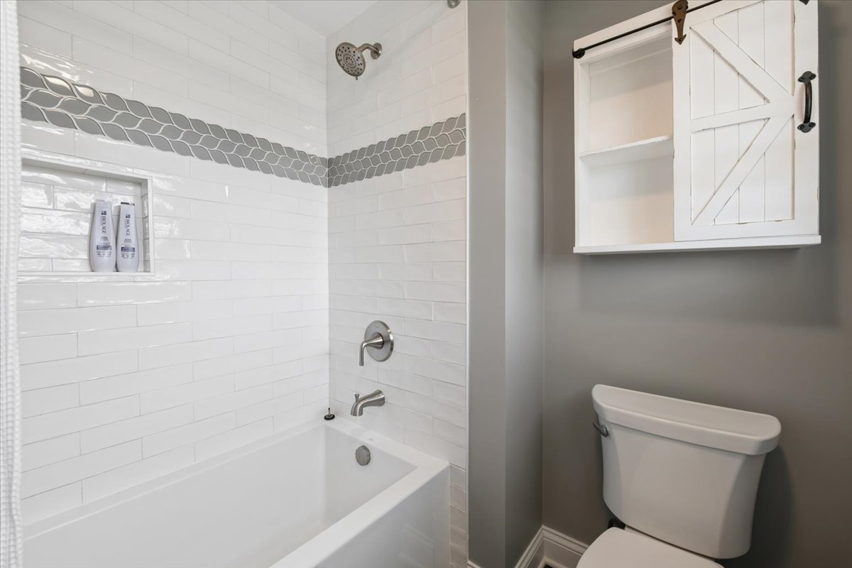 1114 Gamon Road Wheaton, IL 60189 - Photo 45 of 60 a bathroom with a toilet and a bathtub