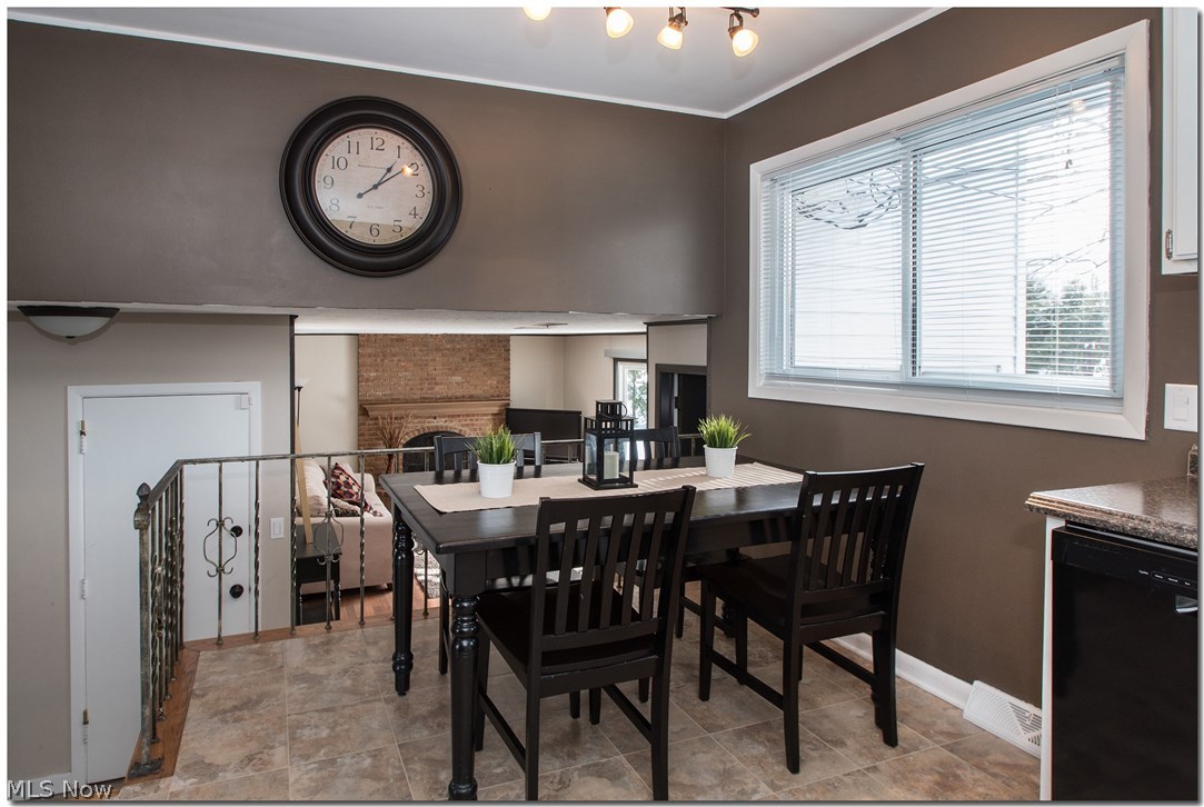 6546 Hansford Road Cleveland, OH 44124 - Photo 10 of 29 Eat in area with new ceramic tile floor.
