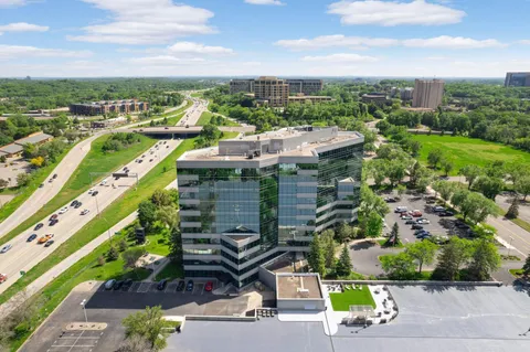 $299,900 | 5601 Smetana Drive, Unit 113, Minnetonka, MN 55343