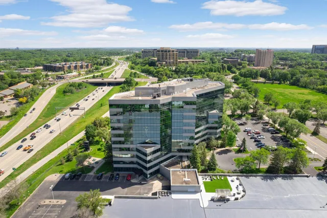 $299,900 | 5601 Smetana Drive, Unit 113, Minnetonka, MN 55343